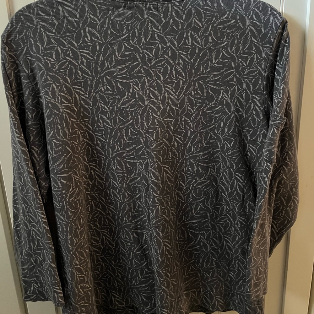 fresh produce Grey and White Leaf-Print V-Neck Fem-Logo Top XXL - Picture 4 of 4